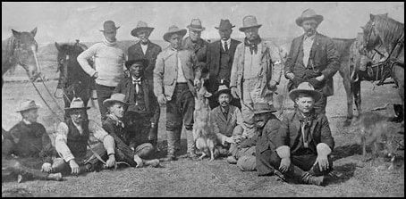 “Catch-’em-Alive” Jack Abernathy with Theodore Roosevelt and the hunting party, Frederick, Oklahoma Territory, 1905